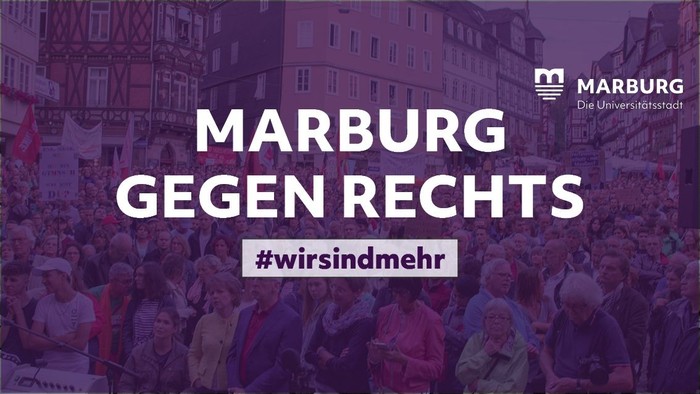 Große Menschenmenge bei einer Demonstration in Marburg mit Schildern und Transparenten.