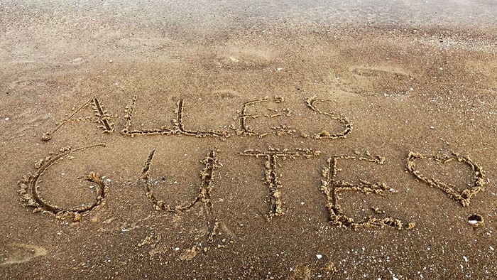 "Alle Gutes" steht im Sand geschrieben