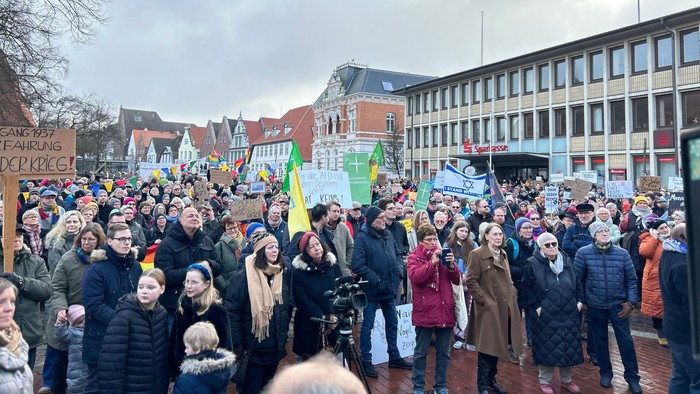 Große Menschenmenge bei Protest oder Demonstration vor Gebäuden