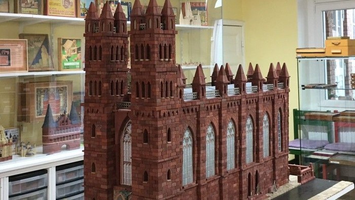 Das Modell zeigt eine detaillierte Nachbildung einer gotischen Kirche.