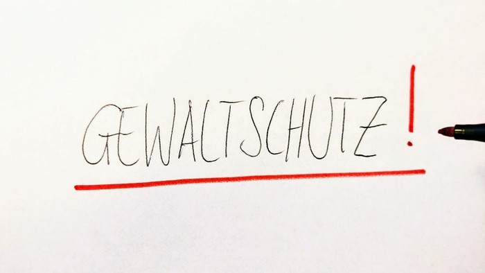 Gewaltschutz wird rot unterstrichen.