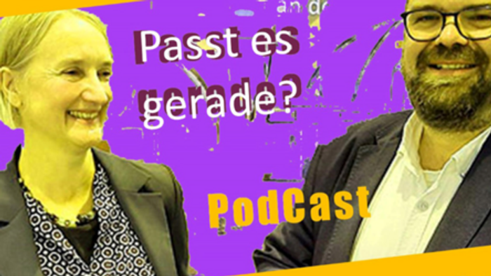 Ein Mann und eine Frau lächeln in einem Podcast-Banner, mit bunten Konfettistücken und dem Text 