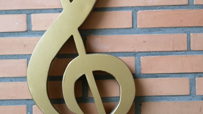 Das Bild zeigt einen Notenschlüssel; ein Erinnerungsstück aus einem ehemaligen Gemeindehaus.