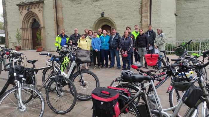 Eine Gruppe von Menschen beim Stadtradeln