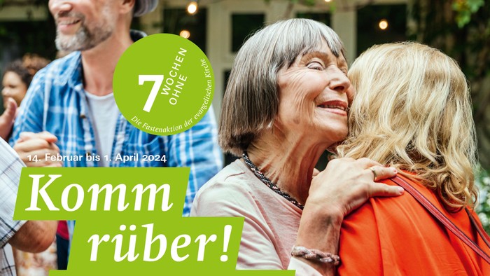 Freundliche Menschen feiern gemeinsam, lachen und umarmen sich herzlich