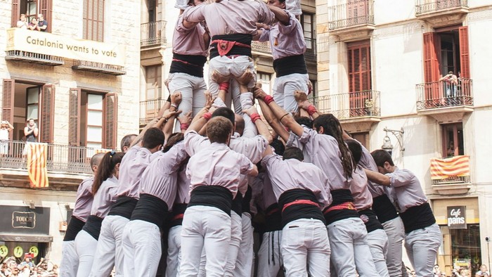 Menschenpyramide bei Straßenfest in Spanien