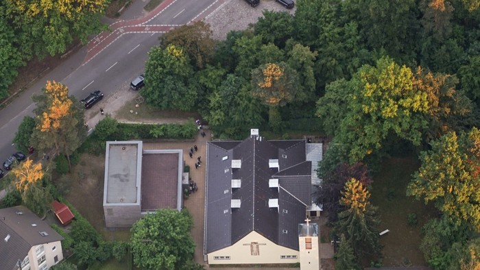 Luftaufnahme eines Wohngebiets mit Häusern und Autos