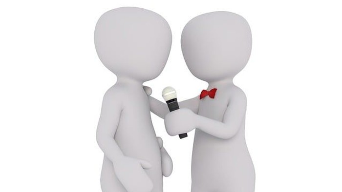 Zwei Figuren halten ein Mikrofon und scheinen zu singen.