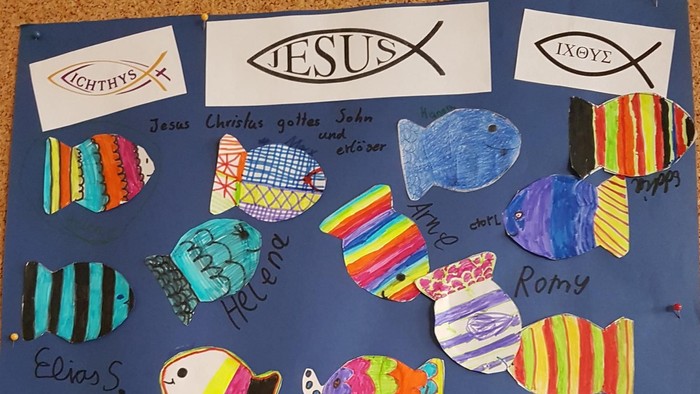 Bunter Fischkarton mit Kinderzeichnungen und Namen