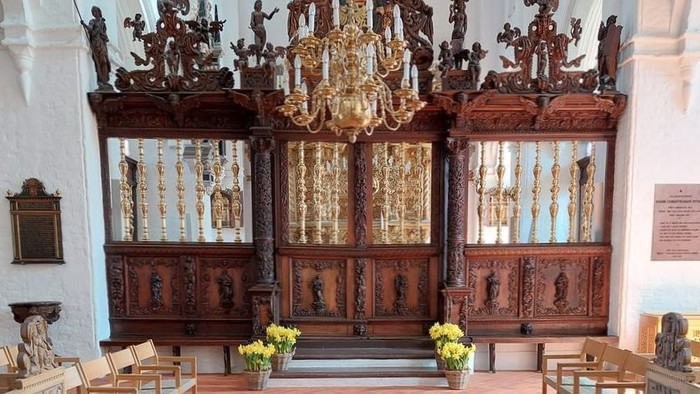 Sankt Olai Kirke med lukket gitterport - udsmykket med påskeliljer. Foto: Jacob Ægidius