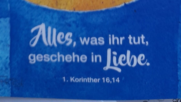 Hände, die ein Herz formen, Bibelvers auf Deutsch