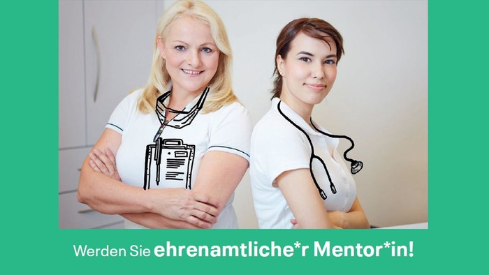 Zwei freundliche Frauen in medizinischer Kleidung mit Stethoskopen