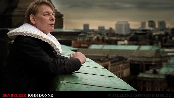 Ein Mann in historical Kleidung schaut über eine Stadtlandschaft