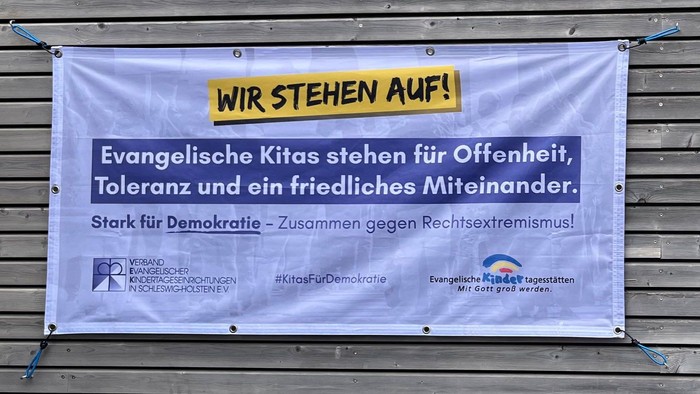 Banner für demokratischen Protest mit Aufruf zur Toleranz und friedlichen Mitwirkung