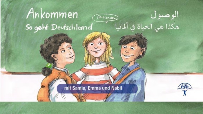Das Buch zeigt drei Kinder vor einer Tafel mit Text in Deutsch und Arabisch