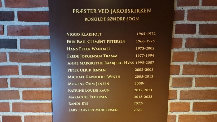 Plaket med navne og årstal på røde mursten