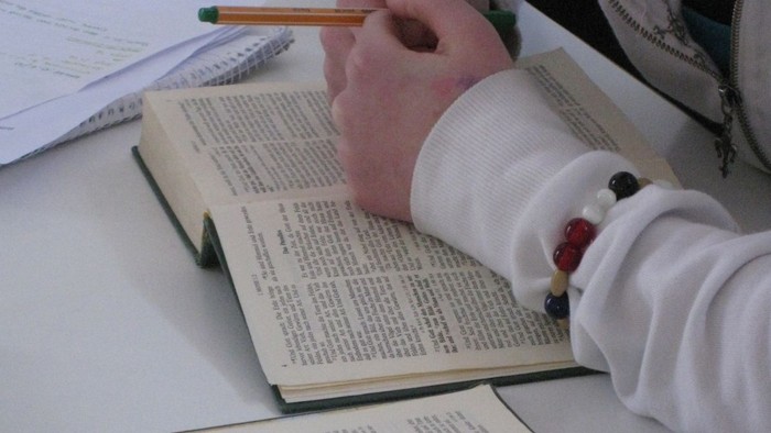 Zwei Personen lesen in Büchern und machen Notizen