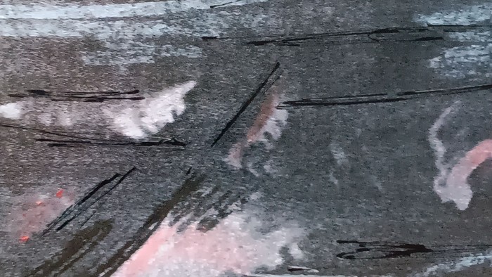 Abstraktes Gemälde mit schwarzen, weißen und rosafarbenen Tönen.