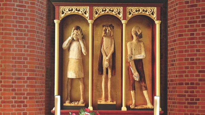 Links: Kircheninneres mit Altar und Fenster, rechts: goldene Reiterstatue auf Sockel