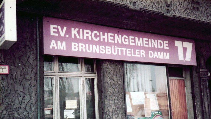 Das Geschäft "Ev. Kirchengemeinde Am Brunsbütteler Damm" befindet sich in einem alten Gebäude.