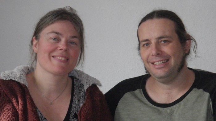 Ein Mann und eine Frau lächeln in die Kamera.