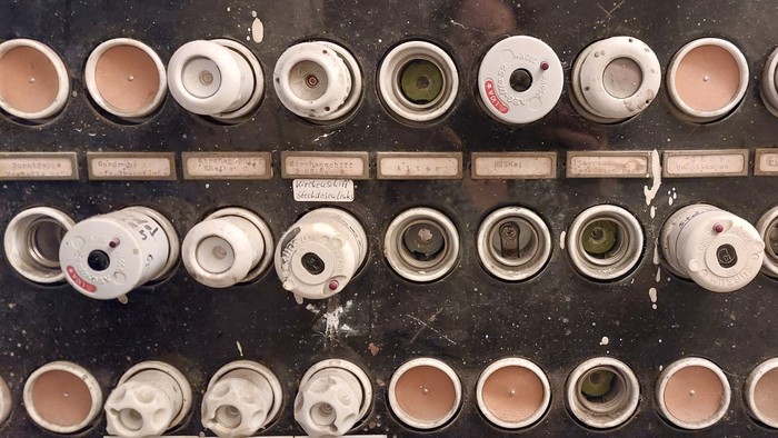 Verschiedene Behälter mit Deckeln in Regalen sortiert