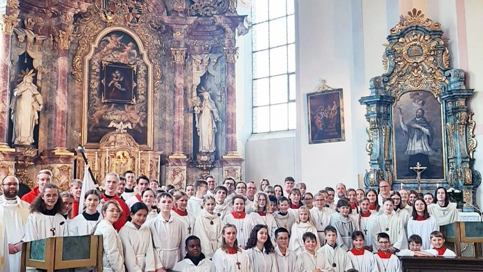 Große Gruppe von Menschen in weißer Kleidung in Kirche