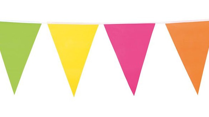 Bunte dreieckige Wimpel in Rot, Grün, Gelb, Pink, Orange und Blau, in einer Reihe angeordnet.