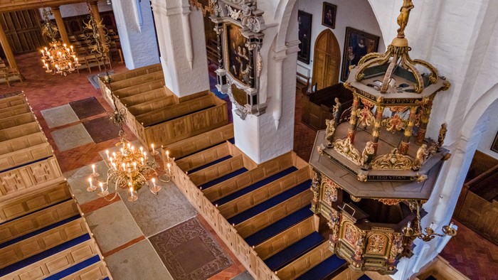 Kirkes indre med alter og lysstake