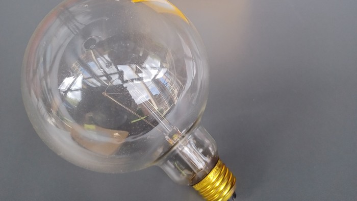 En lysbulb og en pakke med en lysbulb