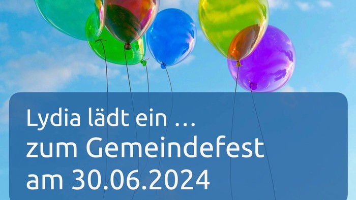 Fünf bunte Ballons schweben am Himmel, darunter ein blauer mit der Aufschrift "Lydia lädt ein ... zum Gemeindefest am 30.06.2024".