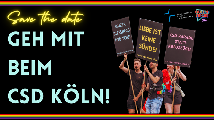 Das Bild zeigt eine Gruppe von Menschen mit Schildern bei einer Demonstration.