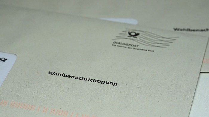 Ein Wahlbenachrichtigungsschreiben liegt auf einem Tisch.