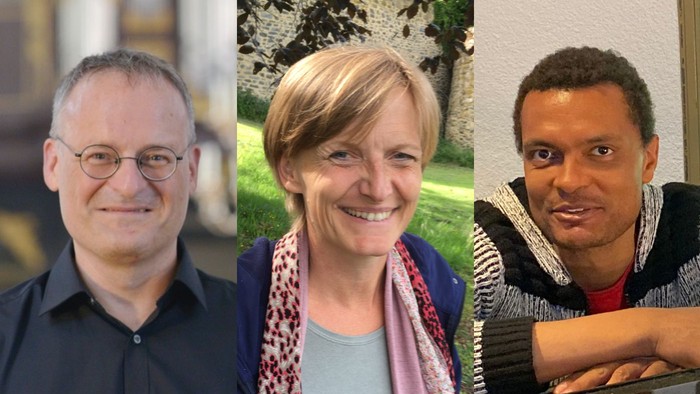 Drei Personen in verschiedenen Outfits, zwei Frauen und ein Mann, lächeln in die Kamera