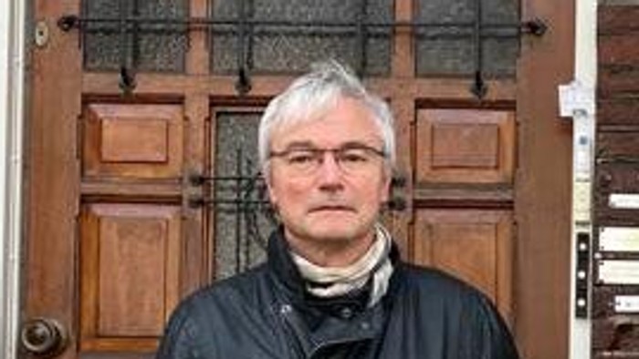 Mann geht aus dem Deutschen Generalkonsulat in Rotterdam.