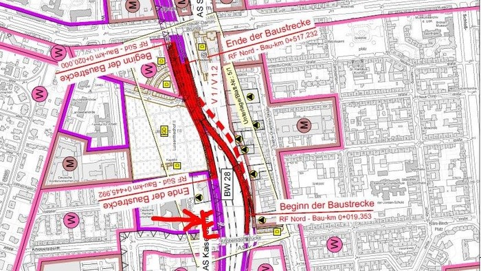 Baukartenausschnitt mit hervorgehobenen Straßenbaustellen und Umleitungsrouten in einem städtischen Gebiet.