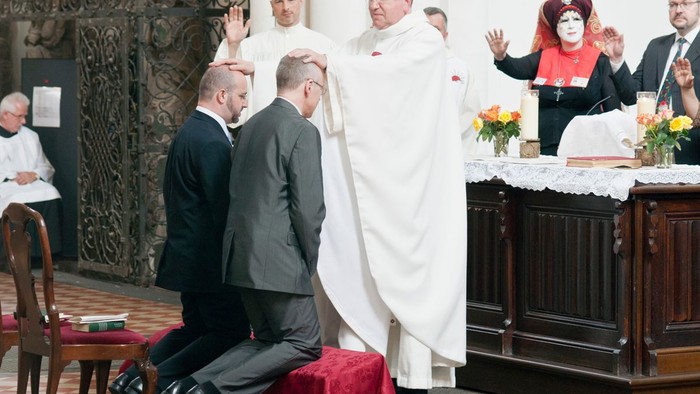 Zwei Männer werden in einer Kirche getraut