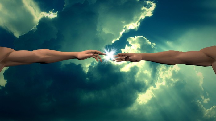 Zwei Hände reichen sich durch Wolken hindurch, verbunden durch einen Blitz.