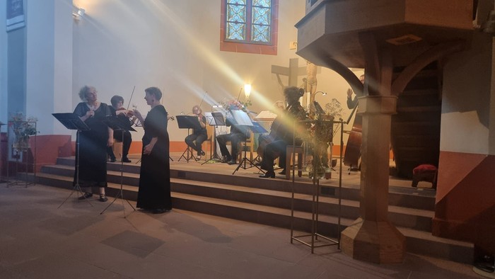Kirchliche Aufführung mit Musikern und Lichtern