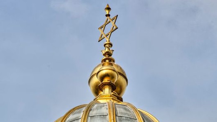 Prachtvoller goldener und blauer Kuppeldom mit filigranem Zierwerk
