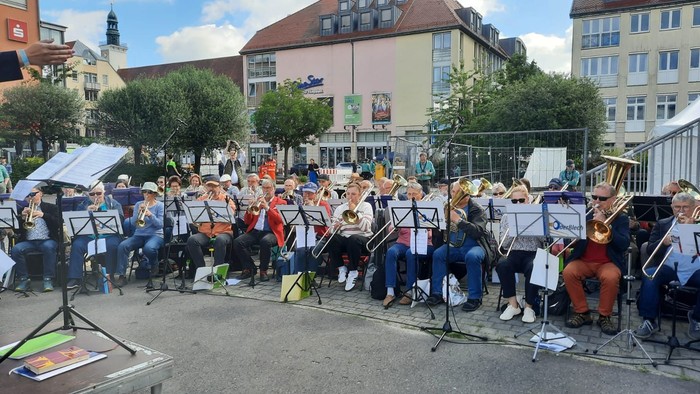 Eine Straßenkapelle spielt auf einem Stadtplatz