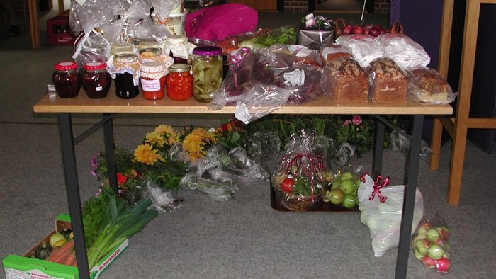 Bord med frugt og grønne og glasade madvarer