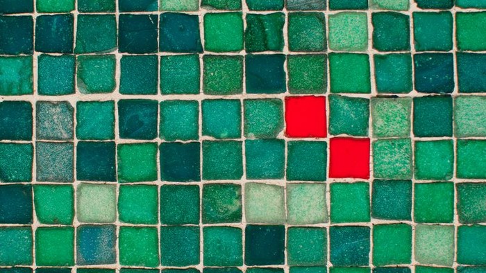Das Bild zeigt ein Mosaik aus grünen und roten Fliesen.