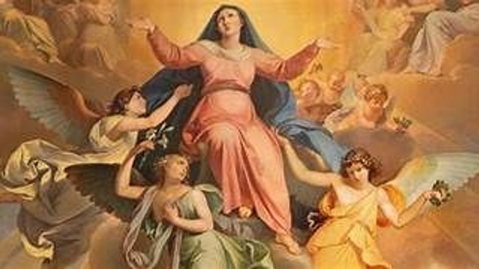 Ein Gemälde zeigt eine zentrale Frauengestalt, umgeben von Engeln in fließenden Gewändern.