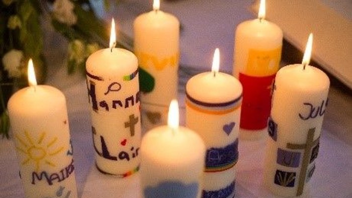 7 bunt verzierte Kerzen sind angezündet