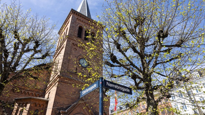 Tårn med klokke og skilt med Nørrebrogade