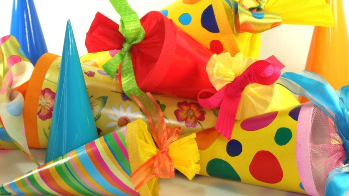 Bunte Geschenke in leuchtenden Farben und Mustern