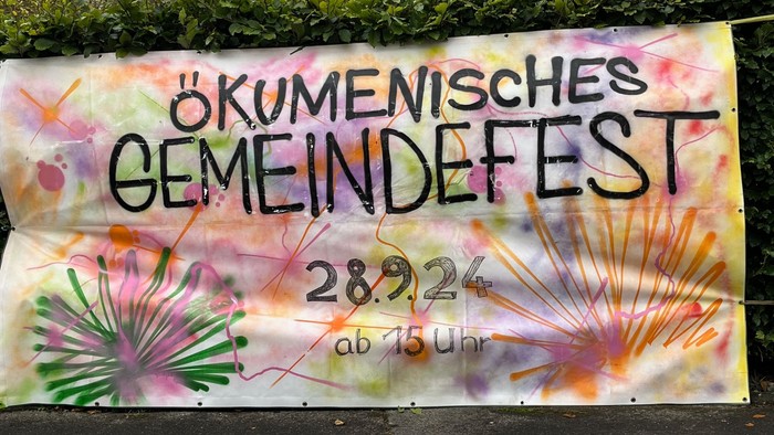 Bunter Plakat mit "Ökumenisches Gemeindefest" und Datum 28.9.24