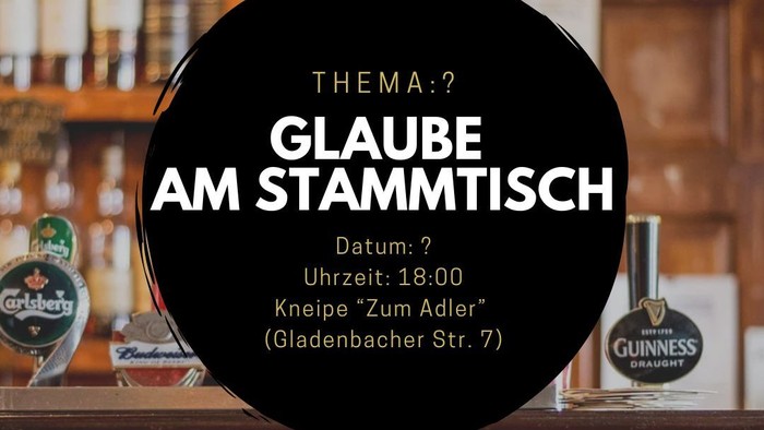 Bar-Theke mit verschiedenen Bierdeckeln und Flaschen, mit einem schwarzen runden Plakat mit weißer deutscher Aufschrift.