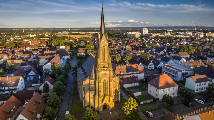 Ein Luftbild einer Stadt mit einer hohen Kirche im Zentrum